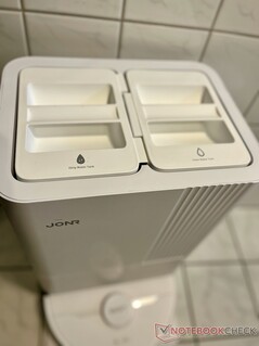 Base station with fresh and dirty water tanks (Image source: Notebookcheck)