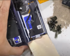 The Galaxy Z Fold6 sports a new mechanism compared to older models. (Image source: JerryRigEverything)