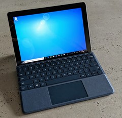 The optional Surface Go keyboard is covered in Alcantara and is surprisingly comfortable to type on. (Source: Notebookcheck)