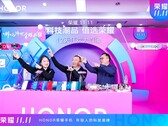 Honor announces the V30 launch at its colorful conference. (Source: ITHome)