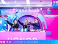 Honor announces the V30 launch at its colorful conference. (Source: ITHome)