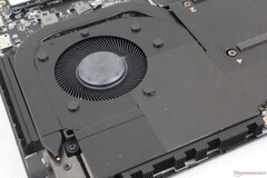 The twin ~60 mm fans in the MSI Stealth 18 can be as loud as 63 dB(A), but any performance benefits are marginal at best (Image source: Notebookcheck)