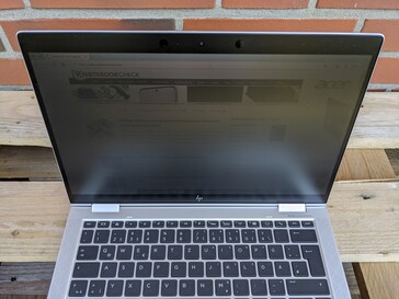 HP EliteBook x360 1030 G4 - outdoor use in the shade, with Sure View