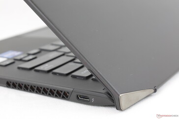 Contoured rear corners. Note that the dark lid and keyboard keys are huge fingerprint magnets