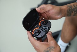 Combined with the charging case, the VERIO 200 offers 35 hours of battery life (Image source: Beyerdynamic)