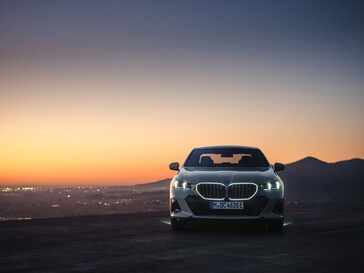 The light-up trim around the signature BMW grille adds visual flair to the front of the i5. (Image source: BMW)