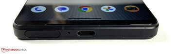 bottom: nano SIM/microSD slot, microphone, USB-C 3.2 Gen 1