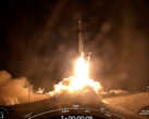 SpaceX launches 21 direct-to-cell satellites into space. (Image: SpaceX)