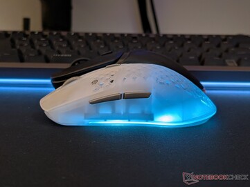 Shape difference between Aerox 3 Wireless Gen 2 and Glorious Model D3 Wireless.