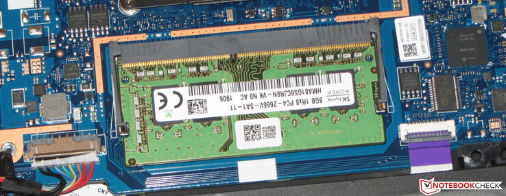 The laptop has one memory slot that is occupied with an 8 GB module. An additional 8 GB of RAM is soldered. Memory runs in dual-channel mode.