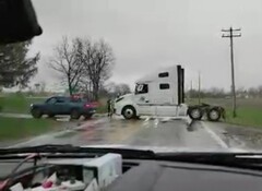 The helpful driver of a Rivian R1T in Illinois had no issues pulling a heavy semi truck back on the road (Image: NotNearlyNormal)
