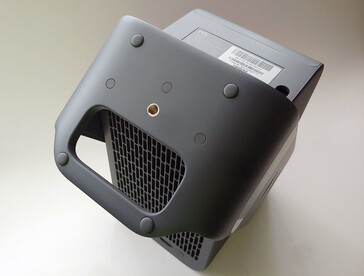 The TCL C1 can be mounted using the standard tripod socket in the base. (Image source: Notebookcheck)