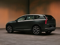 Striking rear design: The all-electric Volvo EX60 is a true wolf in sheep’s clothing, delivering 680 hp in its range-topping P12 AWD version.