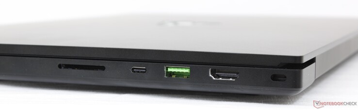 Right: SD reader UHS-III, USB Type-C + Thunderbolt 3, USB 3.2 Gen. 2, HDMI 2.0b, Kensington Lock