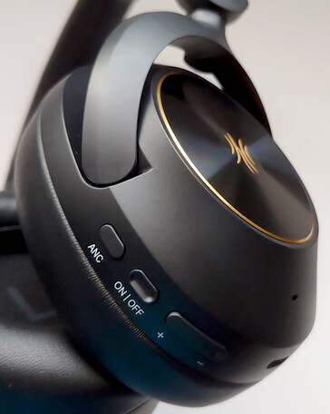 The ANC, Power, and Volume controls are located on the right earcup along with the call microphone, feedforward noise cancelling microphone, and USB-C port. (Image source: Notebookcheck)