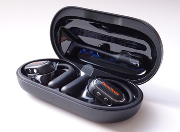 The OpenRock Link 20 earphones magnetically docks into the charging case, while the boom mic magnetically docks to the lid. (Image source: Notebookcheck)