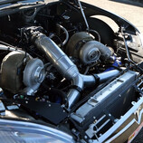 Tesla Model S ze zmodernizowanym silnikiem Big Block Chevy z podwójnym turbodoładowaniem. (Źródło zdjęcia: Engine Builder/YT)