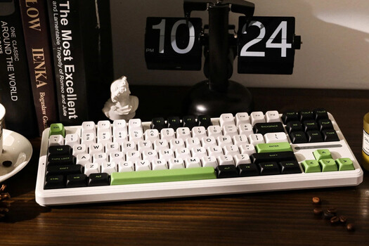 The Epomaker x Aula F87 Pro keyboard balances clean aesthetics with a pop of colour. (Image source: Epomaker)