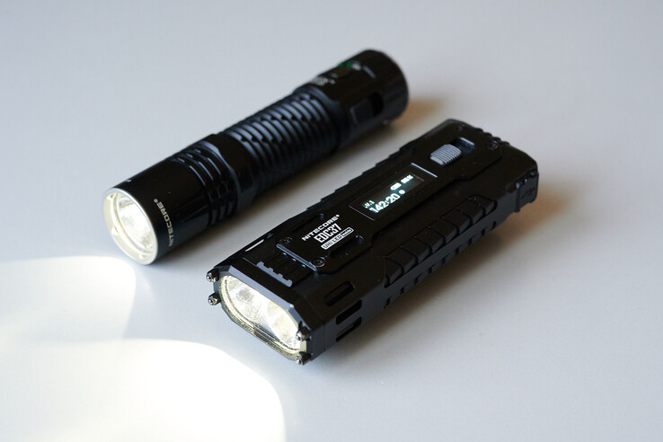 EDC37 next to an EDC33 (Image source: Andreas Sebayang/Notebookcheck.com)