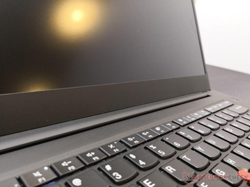 Single bar hinge instead of the dual hinges of the 14-inch ThinkPad X1