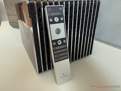 The remote control is located in front of the side cooling fins, behind which the speakers are also housed.