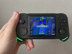 The Abxylute E1 fits nicely in the hand. (Image source: own)