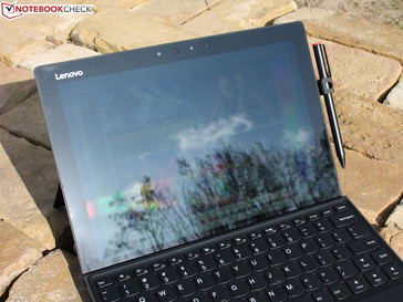 Lenovo IdeaPad Miix 720 (7500U, QHD) Convertible Laptop Review 