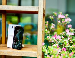 The Motorola Moto G87 offers speakers with a lot of sound pressure, but moderate sound.