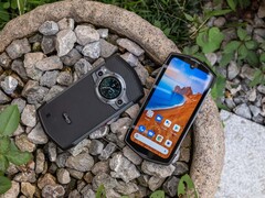 The rugged Android smartphone TickTock comes with an additional display on the back (Image: Unihertz)