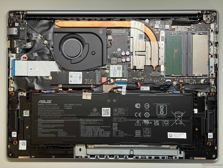Asus ExpertBook PM5605 for comparison. Moderate changes to SODIMM and battery capacities between the two models despite their similar external designs