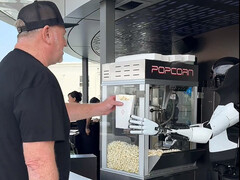 The Optimus robot serving popcorn at the Tesla Diner. (Image source: Tesla Club-SoCal/X)