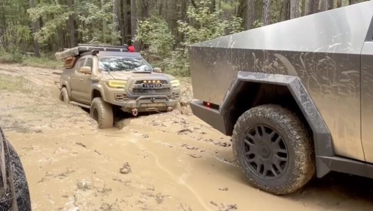 The Tesla Cybertruck helped out a Toyota off-roader that got stuck while attempting to overcome the same puddle. (Image source: Andrew Hodgdon via Teslarati)