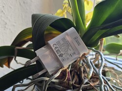 The Huawei MatePad SE 11's power supply