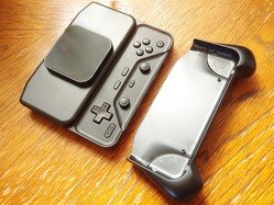 The Abxylute M6 Bluetooth controller comes with a detachable grip.
