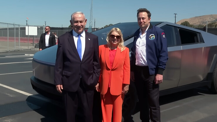 Elon Musk with Benjamin Netanyahu and his wife Sara in front of the Cybertruck