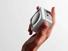 The mini PC fits in one hand, so to speak. (Image source: Szbox)