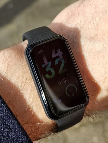 Amazfit Band 7 in the sun