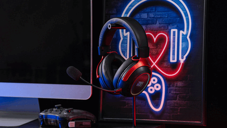 The headset features customizable RGB lighting, provides up to 70 hours of battery life with the lighting disabled.
