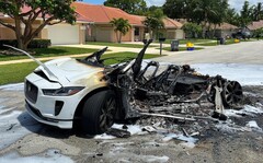 The originally white Jaguar I-Pace was barely recognizable after the fire (Image: Gonzalo Salazar)