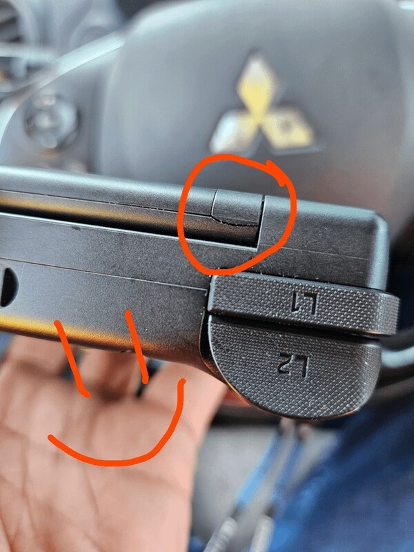 A Retroid Pocket Flip 2 with a cracked hinge. (Image source: Reddit/sch_linear)