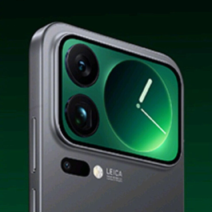 The back of what's believed to be Xiaomi 17 Pro (Image source: @薛定谔的英短咕咕咕)