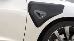 The fender contraption and rear window camera placement resemble the Cybercab. (Image source: Reddit)