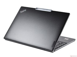 Display lid: Black aluminum with silver frame