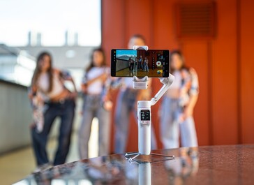 The Hohem V3 Ultra smartphone gimbal in arctic white colorway (Image source: Hohem)