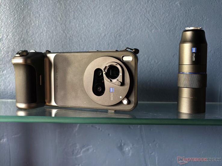 You have to turn the Vivo X300 Pro by 180° for using the handle as a camera shutter release instead of the shortcut button