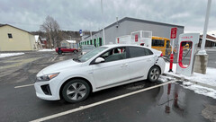 Hyundai Ioniq 5 at a Supercharger (image: fiehlsport/YT)