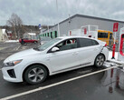 Hyundai Ioniq 5 at a Supercharger (image: fiehlsport/YT)