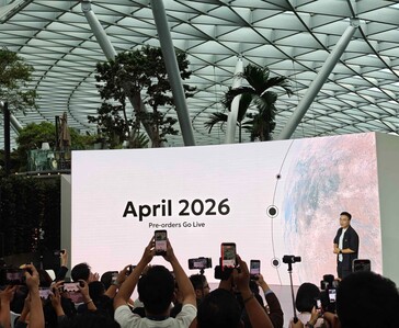 Omoway announcing April 2026 pre-orders for the OMO X self-balancing electric motorcycle.