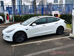 Tesla Model 3 at a Supercharger station. (Image source: Notebookcheck)