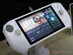 Zotac has once again shown its second-generation Zone gaming handheld in a white and gold finish. (Image source: Notebookcheck)